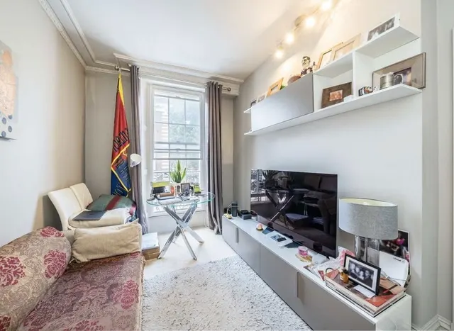 Photo 2 — Kings Road, Chelsea, SW3