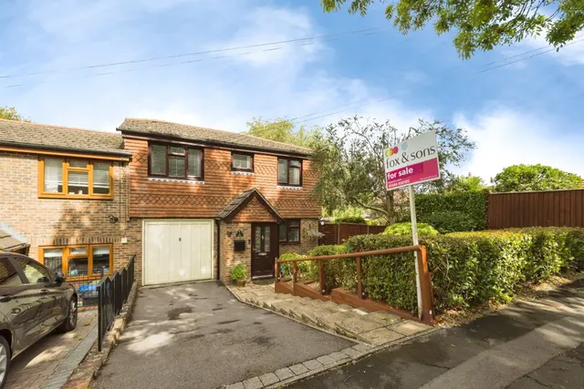 3 bedroom house — Priory Way, Haywards Heath