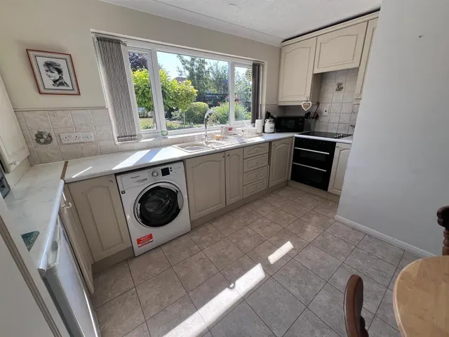 Photo 2 — Clarendon Close, Gillingham SP8 4NL