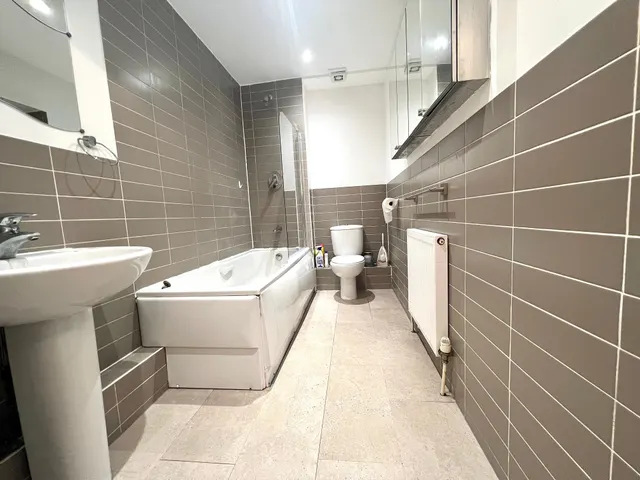 Photo 3 — Neale Court, Dagenham, RM9