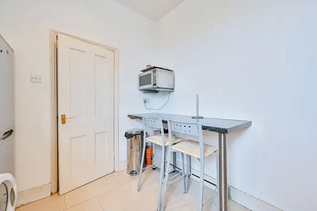 Photo 2 — Flat 1, 21 Lower Boston Road, London