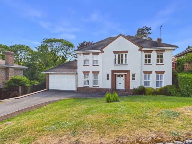 5 bedroom house — Woodbank Avenue, Gerrards Cross, Buckinghamshire, SL9 7PY