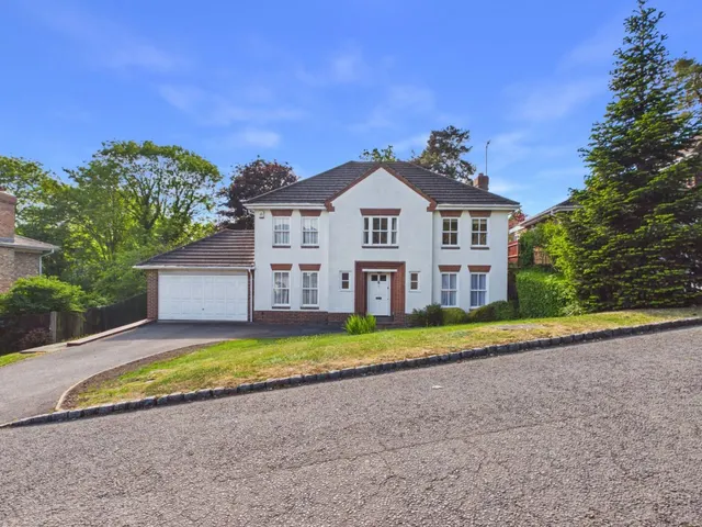 Photo 2 — Woodbank Avenue, Gerrards Cross, Buckinghamshire, SL9 7PY