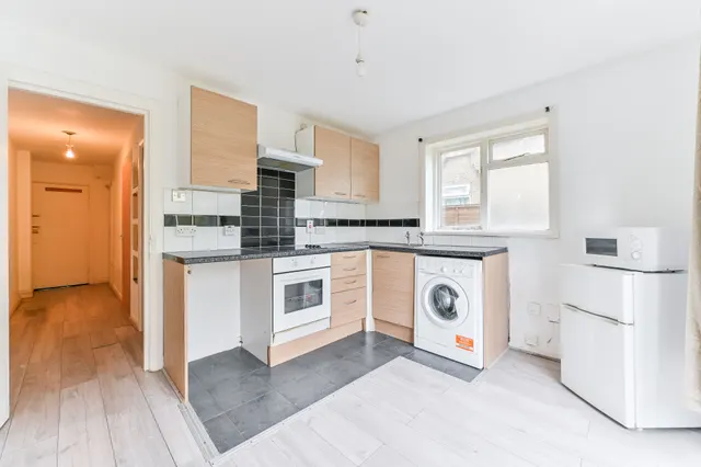Photo 2 — 24b Lodge Road, Croydon