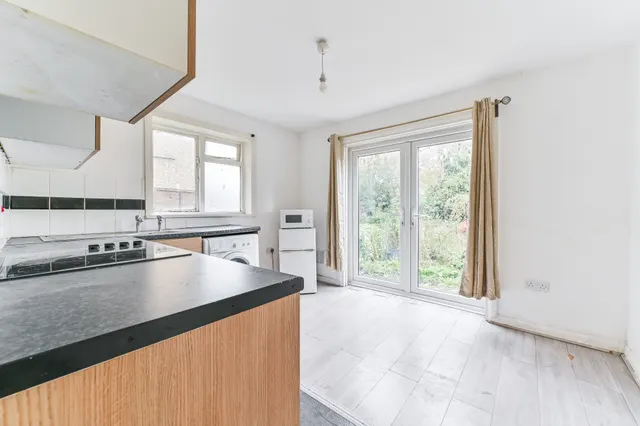 Photo 3 — 24b Lodge Road, Croydon