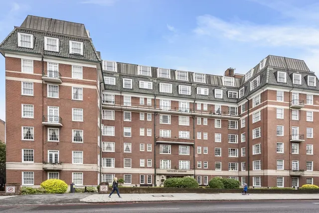 Finchley Road, London, NW8, photo 1