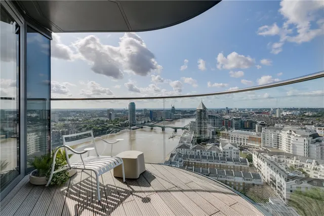 2 bedroom flat — Chelsea Tower West, London, SW3