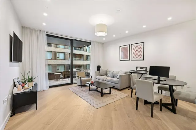 Wood Crescent, London, W12 7GN, photo 1