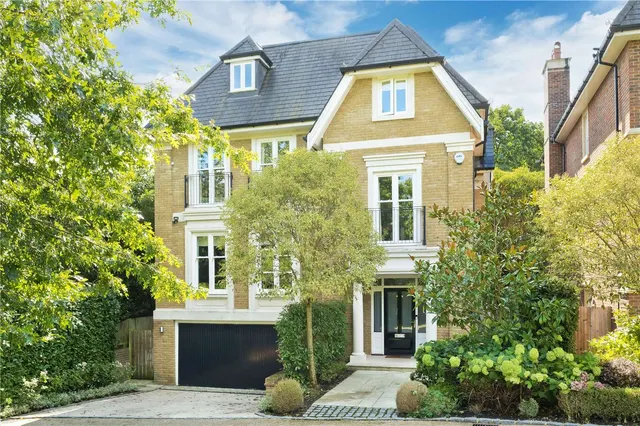 St. Georges Place, Esher, KT10, photo 1