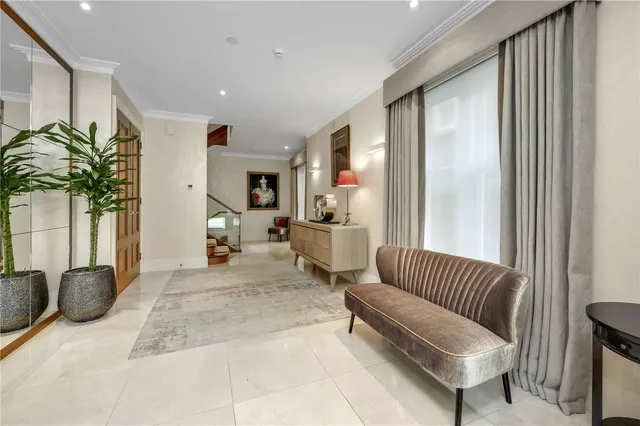 St. Georges Place, Esher, KT10, photo 2