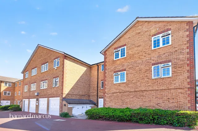 Photo 3 — Gables Close, London