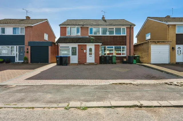 Hardens Mead, Chippenham, SN15, photo 1