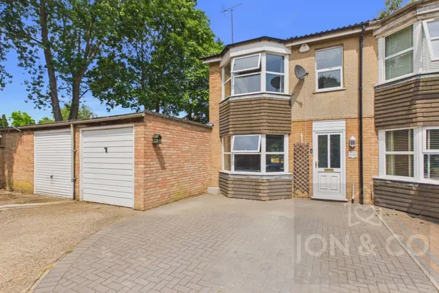 Russell Square, Moulton, NN3, photo 1