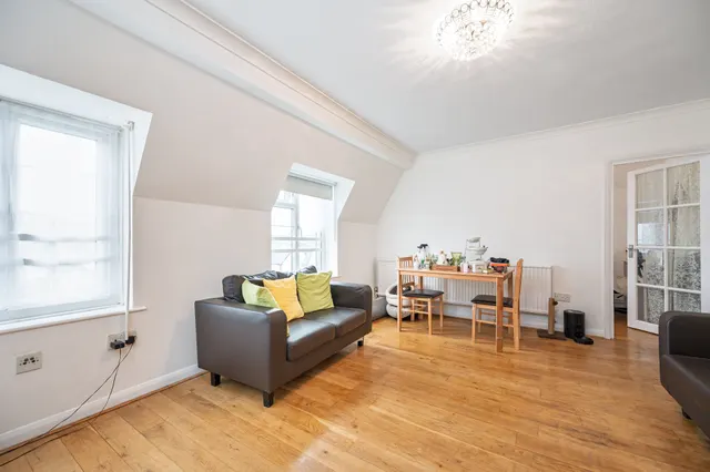 13 Chesterfield Flats, Bells Hill, Barnet, photo 1