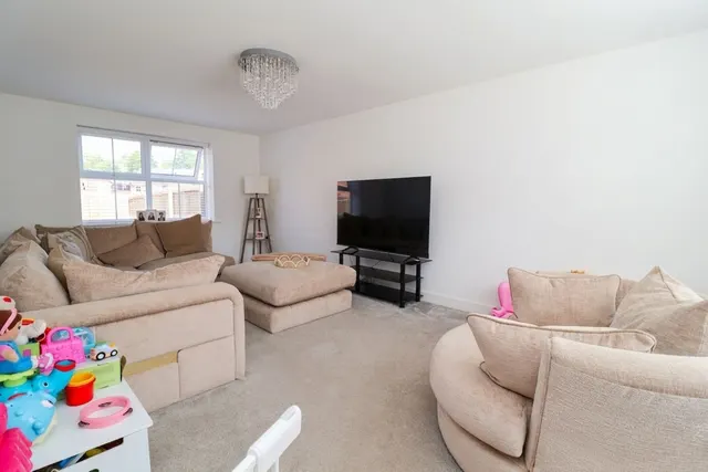 Lampman Way, Costhorpe, S81, photo 3