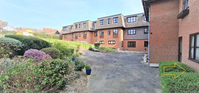 Rayleigh Road, Eastwood, Essex, SS9 5PZ, photo 1