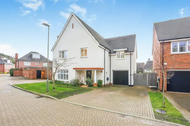 Halliday Close, Epsom, KT17 1AZ, photo 1
