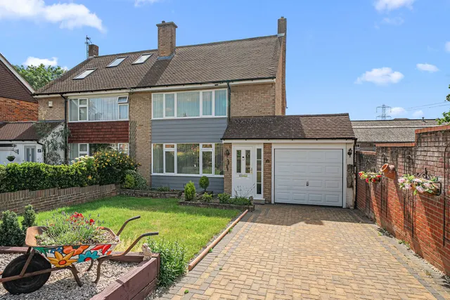 Hanworth Lane, Chertsey KT16 9JX, photo 1