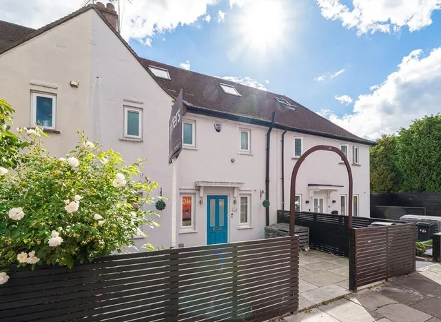 Almond Grove, Brentford, TW8, photo 1