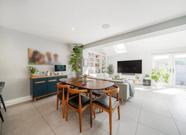 Almond Grove, Brentford, TW8, photo 2