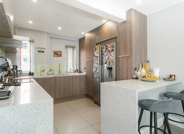 Almond Grove, Brentford, TW8, photo 3