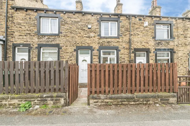 Woodhall Avenue, Bradford, photo 1