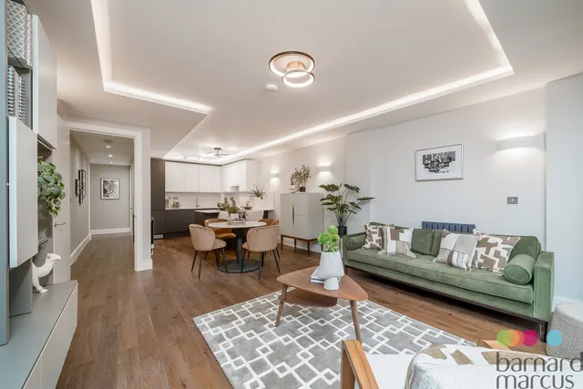 Shepherds Bush Road, London, W6, photo 1