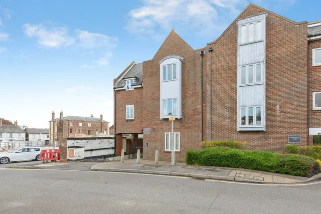 Upper King Street, Royston, photo 1