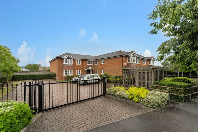 Worple Road, Staines-upon-Thames, photo 1