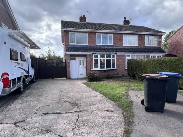 Bearsden Crescent, LE10, photo 1