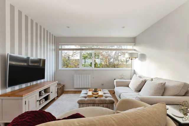 Hazelbank Court, Chertsey, photo 1