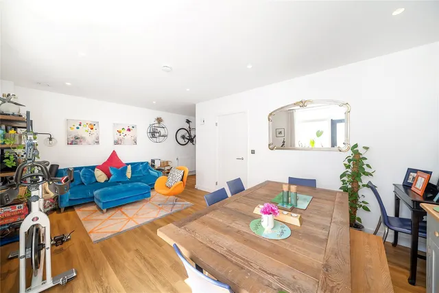 Photo 2 — Singer Mews, London, SW4