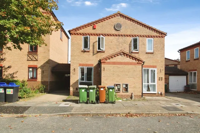 Courtland Grove, London, SE28, photo 1