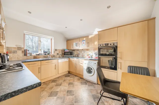 Photo 2 — 11 The Callanders, Heathbourne Road, Bushey