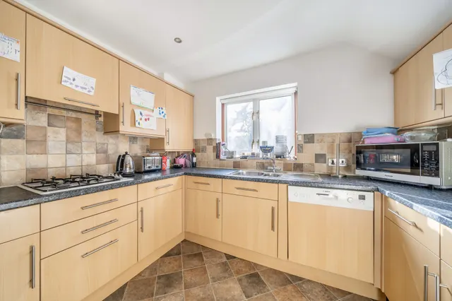 Photo 3 — 11 The Callanders, Heathbourne Road, Bushey