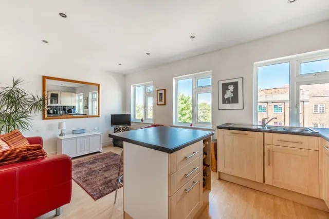 Second Floor Flat, 8b Station Parade, Harrow, photo 1