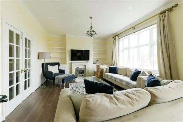 Ross Court, London, photo 3