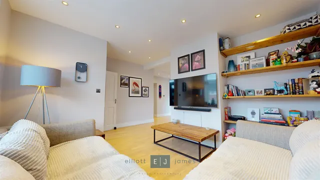 Photo 3 — Whitehills Road, Loughton