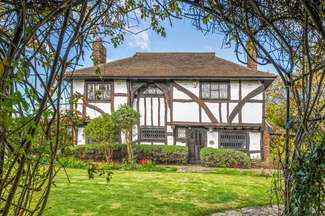 Woodcote Close, Epsom, KT18, photo 1