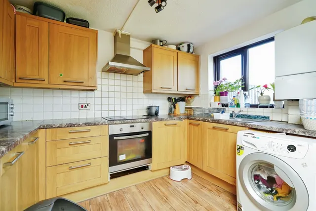 Photo 2 — Bryony Close, OXFORD