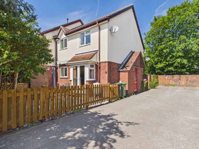 Finch Close, Tadley, RG26, photo 1