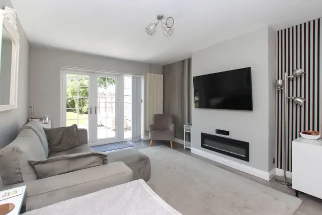 Photo 3 — Windmill Road, Hemel Hempstead, Hertfordshire, HP2 4BU