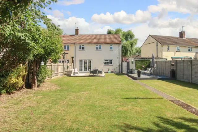 Photo 2 — Windmill Road, Hemel Hempstead, Hertfordshire, HP2 4BU