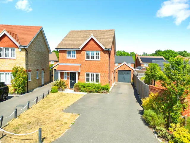 Urnfield, Yateley, Hampshire, GU46 7AX, photo 1