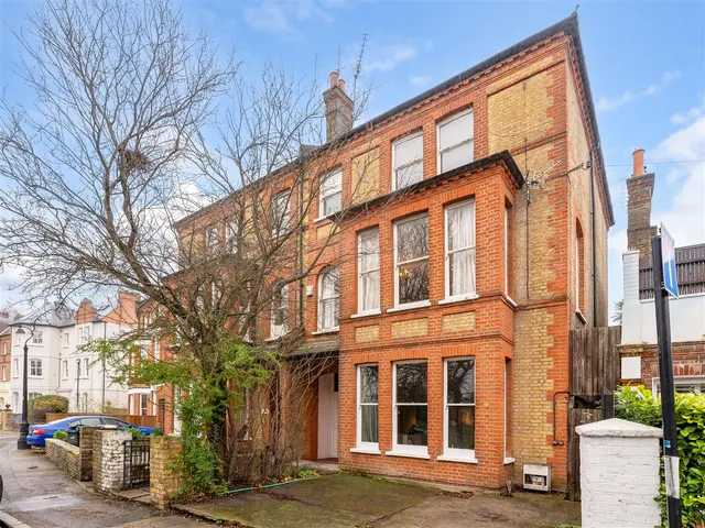 Windmill Drive, London, photo 1