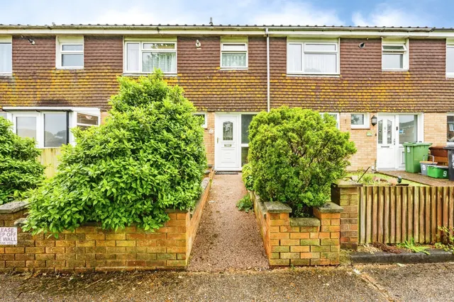 Appledore Close, Eastbourne, photo 1