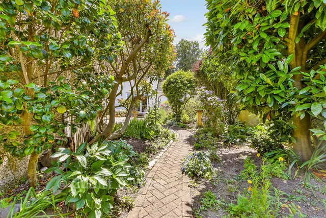 Guildford Road, Westcott, RH4, photo 2
