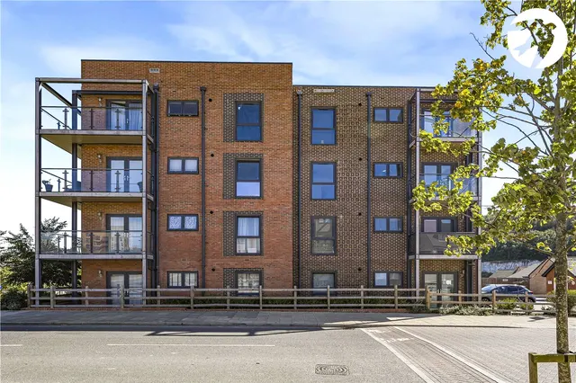 Castle Hill Drive, Ebbsfleet Valley, DA10, photo 1