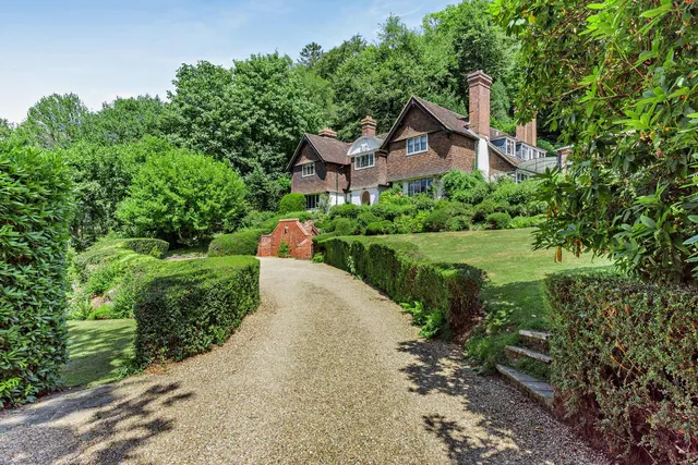 Hindhead Road, Haslemere, Surrey, GU27 1LP, photo 1
