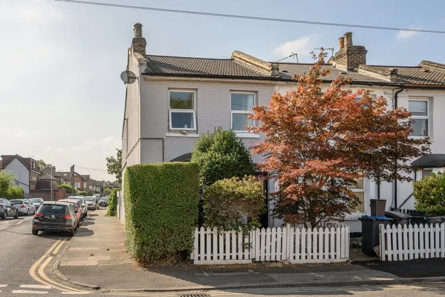 2 bedroom house — Grafton Road, New Malden